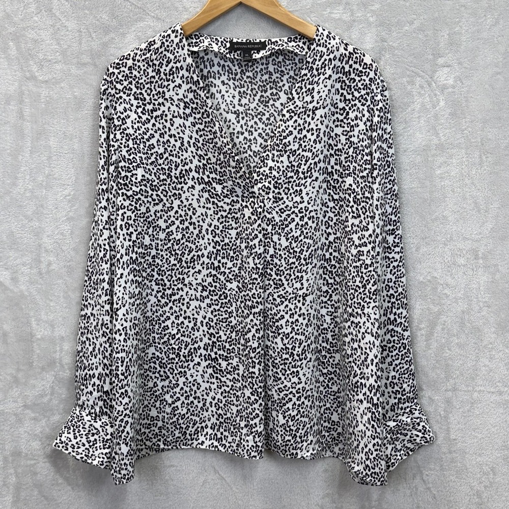 Banana Republic Blouse Womens XL White Snow Leopard Pleated V-Neck Long Sleeve